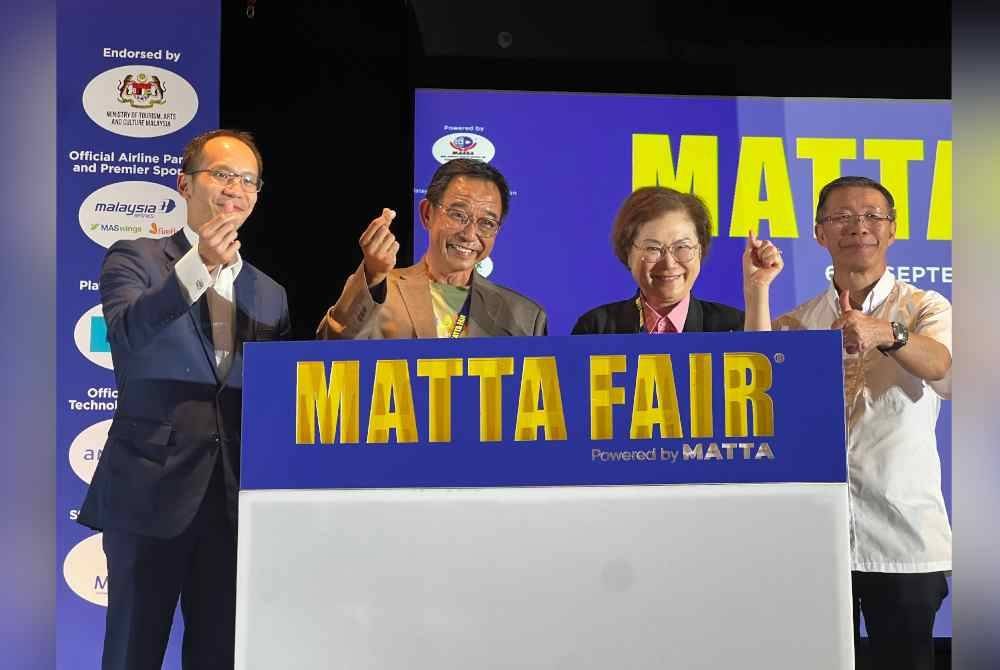 Dari kiri: Nigel Wong, Abdul Karim Rahman Hamzah dan Christina Liew sewaktu gimik pelancaran ketika Majlis Perasmian MATTA Fair 2024 pada Sabtu.