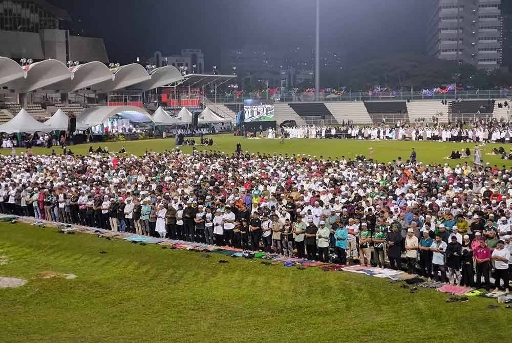 Program solat hajat dan munajat secara besar-besaran yang dianjurkan kerajaan negeri Terengganu di Stadium Sultan Ismail Nasiruddin Shah pada Jumaat. Foto UPDI 