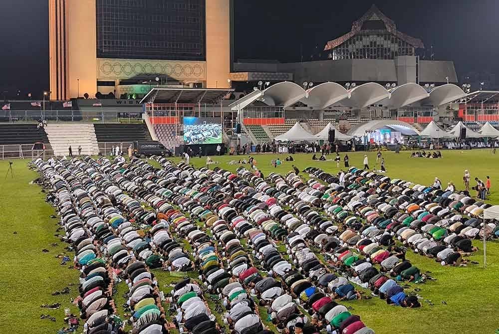Program solat hajat dan munajat secara besar-besaran yang dianjurkan kerajaan negeri Terengganu di Stadium Sultan Ismail Nasiruddin Shah pada Jumaat. Foto UPDI 