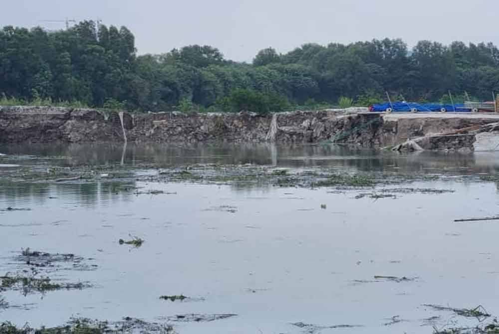 BP Cyberjaya dikejarkan ke lokasi kejadian tebing sungai runtuh selepas menerima panggilan pada jam 4.14 petang, Sabtu.