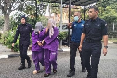 Dua pengasuh sebuah taska direman selama enam hari bagi membantu siasatan video tular mamaparkan kanak-kanak yang didakwa didera dalam kejadian dekat Kampung Raja, Jertih, di Besut.