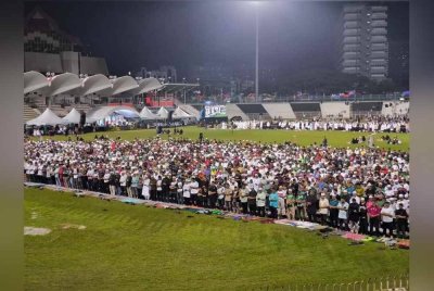 Sebahagian daripada orang ramai yang hadir sempena program Munajat Terengganu Sejahtera di Stadium Sultan Ismail Nasiruddin Shah di Kuala Terengganu pada malam Jumaat. FOTO: Urusetia Penerangan Darul Iman (UPDI)