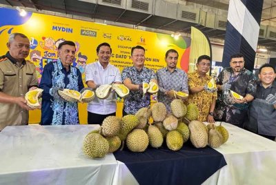 Soon Hin (empat dari kiri) ketika program 'Jom Durian' yang dianjurkan oleh Mydin Mohamed Holdings Berhad (MYDIN).