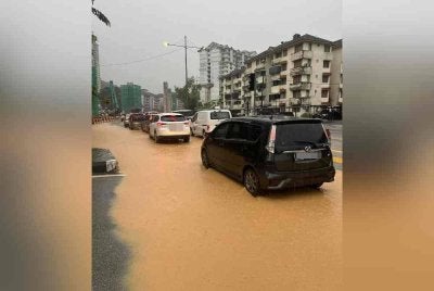 Hujan lebat yang bermula sekitar jam 2 petang pada Sabtu turut menyebabkan banjir kilat di Farlim.