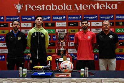 Ketua Jurulatih Kebangsaan Pau Marti Vicente, Ketua pasukan Malaysia, Dion Cools, pemain pasukan Lebanon Gabriel Bitar dan Ketua Jurulatih Lebanon Miodrag Radulovic bergambar bersama pada sidang media hari ini. Foto Bernama