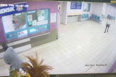 Tangkap layar video kamera rakaman litar tertutup (CCTV) memaparkan suspek bertindak memecahkan cermin unit forensik Hospital Sungai Buloh dalam kejadian pada Khamis.