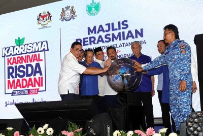 Ahmad Zahid (tiga dari kanan) diiringi Menteri Besar Johor, Datuk Onn Hafiz Ghazi (dua dari kanan) pada gimik perasmian Karnival Risda Madani Zon Selatan 2024 di Dataran Uptown, pada Sabtu. Foto Bernama
