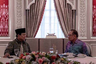 Anwar (kiri) ketika bertemu Prabowo pada Sabtu. Foto Facebook Anwar Ibrahim