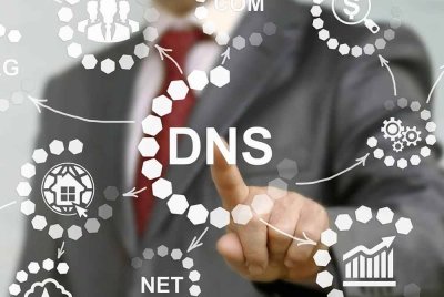 Cadangan menggunakan pengalihan perkhidmatan nama domain awam (DNS) mendapat respons negatif daripada pengguna media sosial dan rakyat kerana difahamkan tiada perbincangan dibuat oleh kerajaan dengan pihak berkepentingan setakat ini. Gambar hiasan