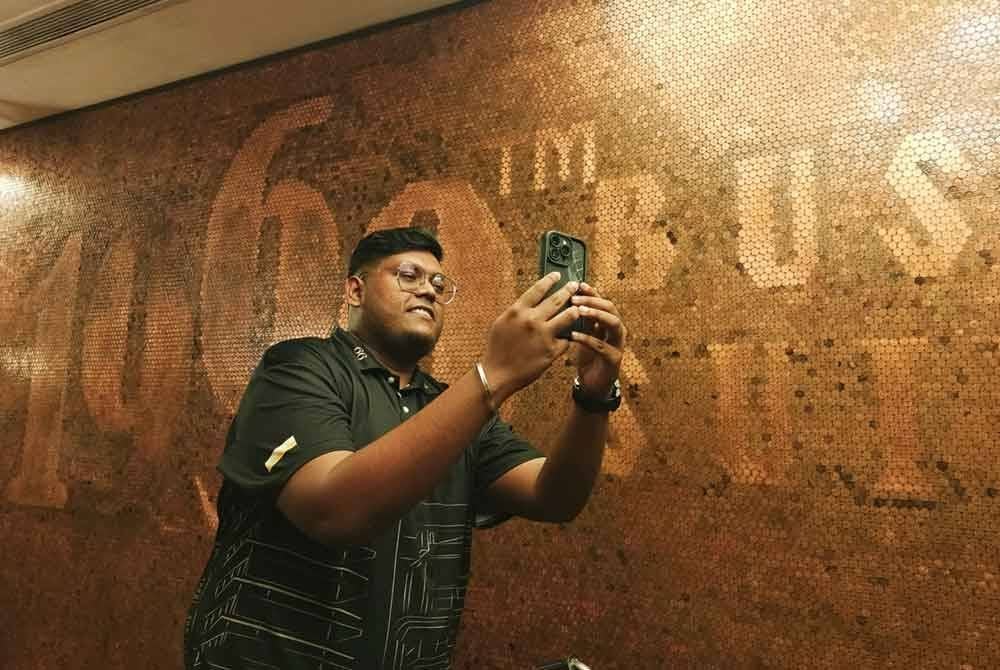 Hiasan dinding syiling satu sen telah menjadi ikonik Hotel 1969 Business Suites di Bandar Seri Botani lebih-lebih lagi ramai pengunjung datang dan singgah tidak melepaskan peluang merakam kenangan.