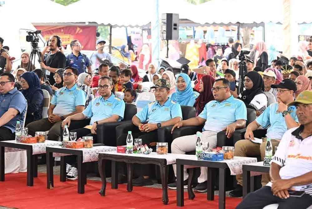 Amirudin (dua dari kanan) menyempurnakan Majlis Perasmian Festival Selangor@Batu Laut pada Sabtu.