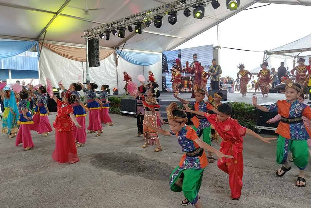 Persembahan kebudayaan semasa Majlis Perasmian Festival Selangor@Batu Laut pada Sabtu.