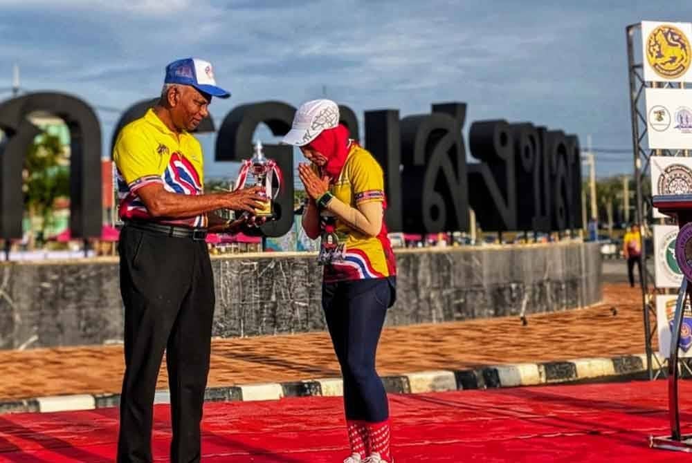 Zainol Abidin menyampaikan piala kepada pemenang.