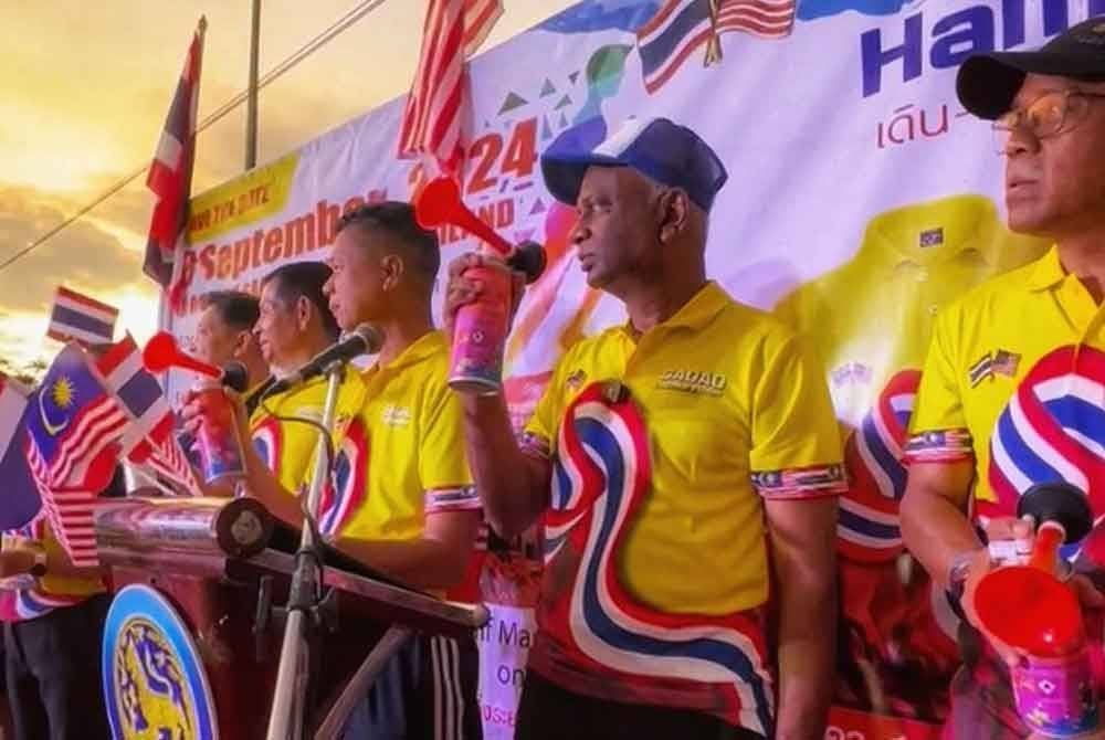 Barisan tetamu kehormat membuat pelepasan peserta di Songkhla Industrial Estate, Samakkham Sub-district, Sadao, Thailand pada Ahad.