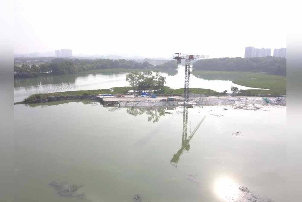 Keadaan terkini di lokasi runtuhan tebing sungai dekat kawasan pembinaan projek loji rawatan air berhampiran Idaman BSP Taman Mas Puchong.