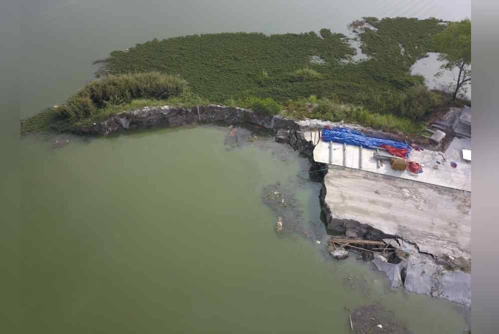 Pihak bomba menjalankan pemantauan susulan kejadian runtuhan tebing sungai dekat kawasan pembinaan projek loji rawatan air berhampiran Idaman BSP Taman Mas Puchong.