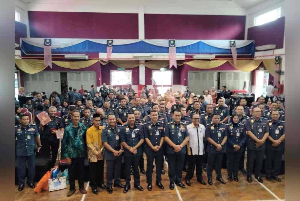Zainal (enam, kanan) bergambar bersama pegawai dan anggota yang hadir pada Majlis Perhimpunan Bulanan JBPM pada Ahad.