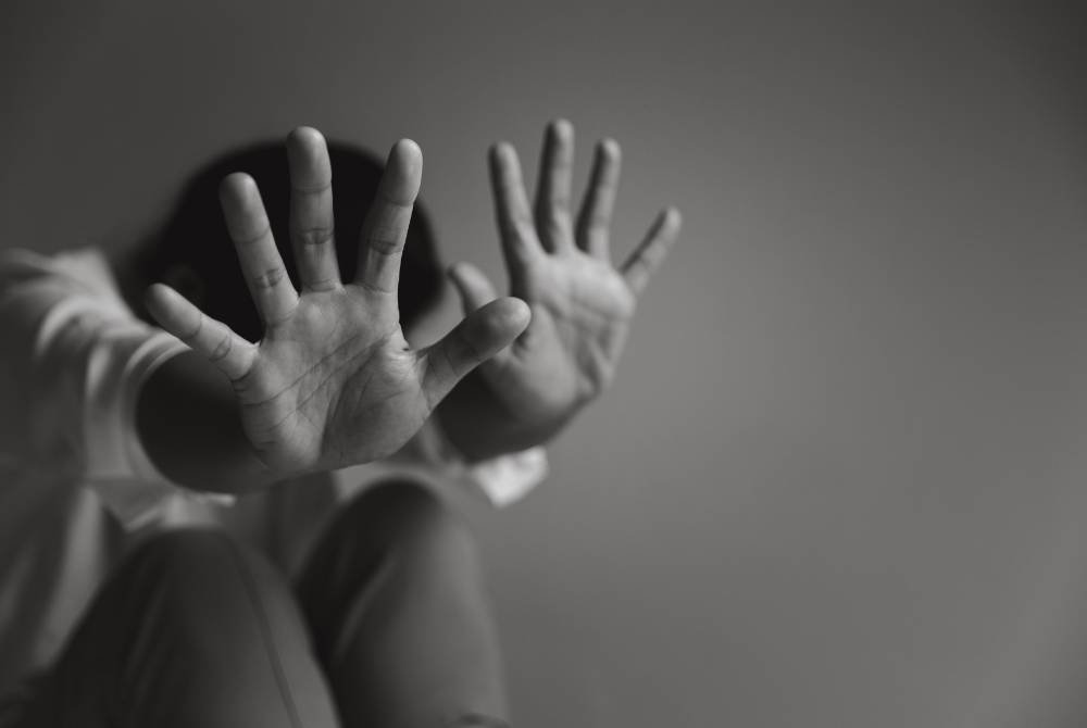 Seorang guru di sebuah sekolah di sini direman tujuh hari hingga Sabtu ini bagi membantu siasatan berhubung kes amang seksual fizikal terhadap seorang murid lelaki berusia 12 tahun sejak Mac hingga Ogos lepas.Gambar hiasan