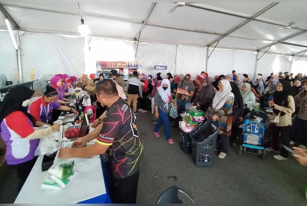 Sebahagian orang ramai yang hadir ketika Program Jualan Rahmah Madani di Stadium Bandaraya Pasir Gudang (MBPG) pada Ahad.