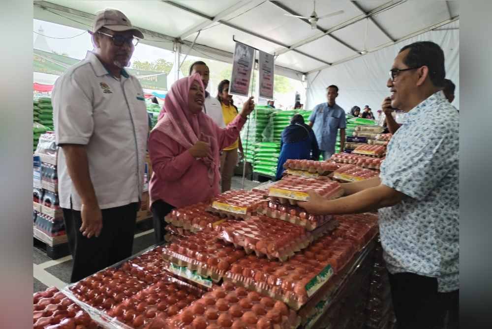 Lilis Saslinda melihat sendiri proses jualan Rahmah di lokasi berkenaan
