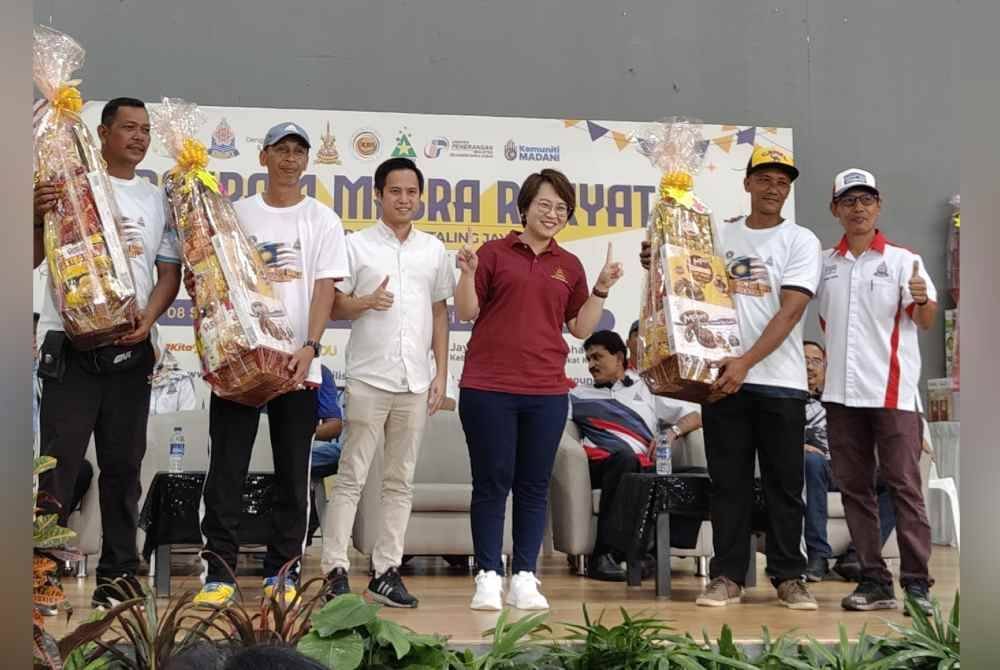 Pei Ling (tiga dari kanan) menyampaikan hadiah kepada pemenang dalam satu acara dipertandingkan pada Program Mesra Rakyat dan Hari Bertemu Pelanggan di Dewan Komuniti Damansara Damai.