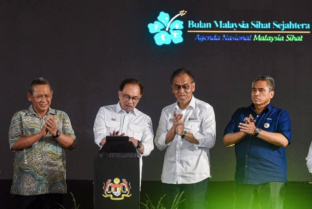 Perdana Menteri Datuk Seri Anwar Ibrahim (dua, kiri) merasmikan Bulan Malaysia Sihat Sejahtera Peringkat Kebangsaan di Batu 1, di sini hari ini. Foto Bernama