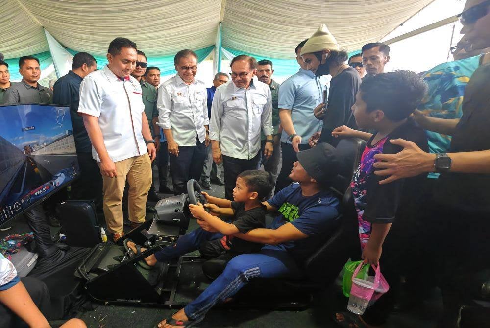 Anwar (tiga dari kanan) dan Dzulkefly (dua dari kiri) melawat aktiviti yang disediakan Pelancaran Sambutan Bulan Malaysia Sihat Sejahtera Peringkat Kebangsaan 2024 dan Pelancaran Dasar Literasi Kesihatan Kebangsaan serta Kempen Perangi Gula pada Ahad.