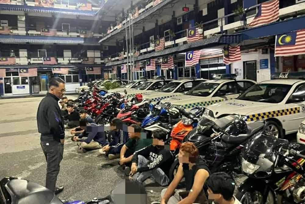Antara penunggang motosikal yang ditahan dalam Op Samseng Jalanan pada malam Sabtu.