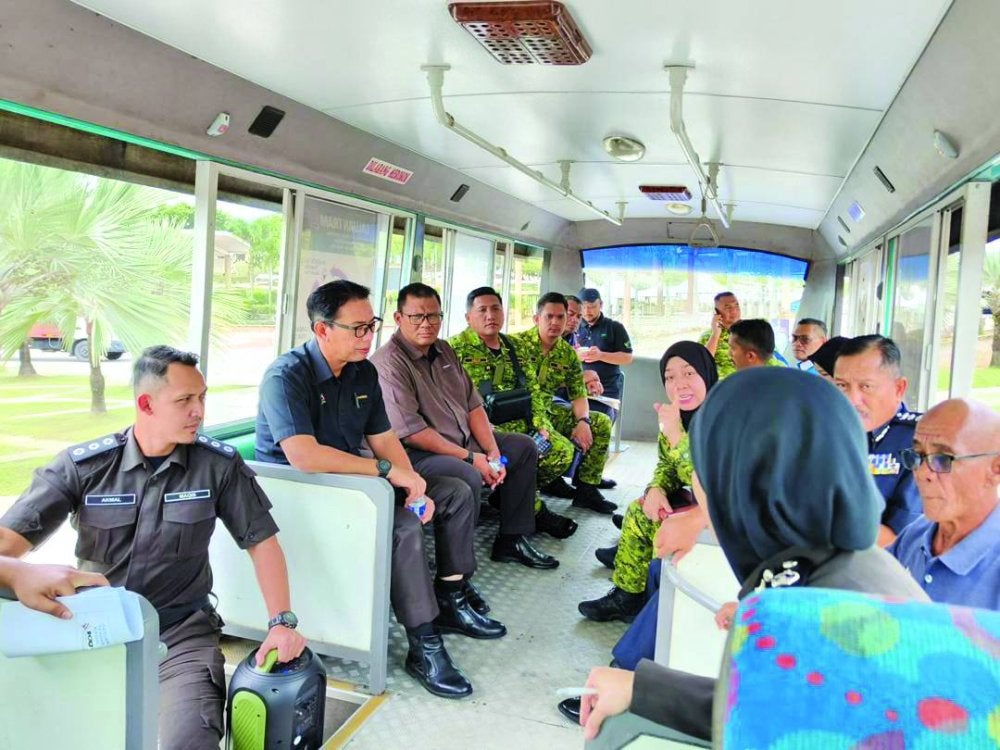 Shamsul Akbar (duduk, dua dari kiri) bersama agensi lain mengadakan rondaan di kawasan MAEPS, Serdang.