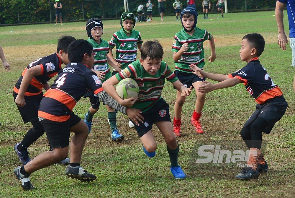 Penyerang KL Tigers diasak oleh pertahanan Elmina Bronco. Foto Sinar Harian - ASRIL ASWANDI SHUKOR