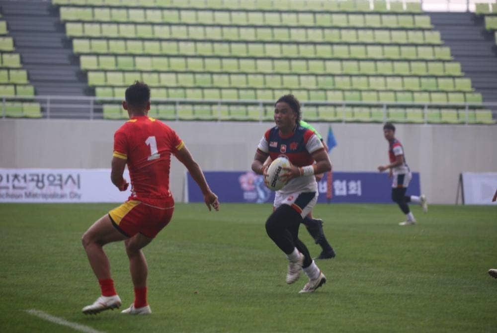 Pemain Bunga Raya 7s negara ketika menentang China dalam aksi Kumpulan B di Stadium Namdong Asiad Incheon.