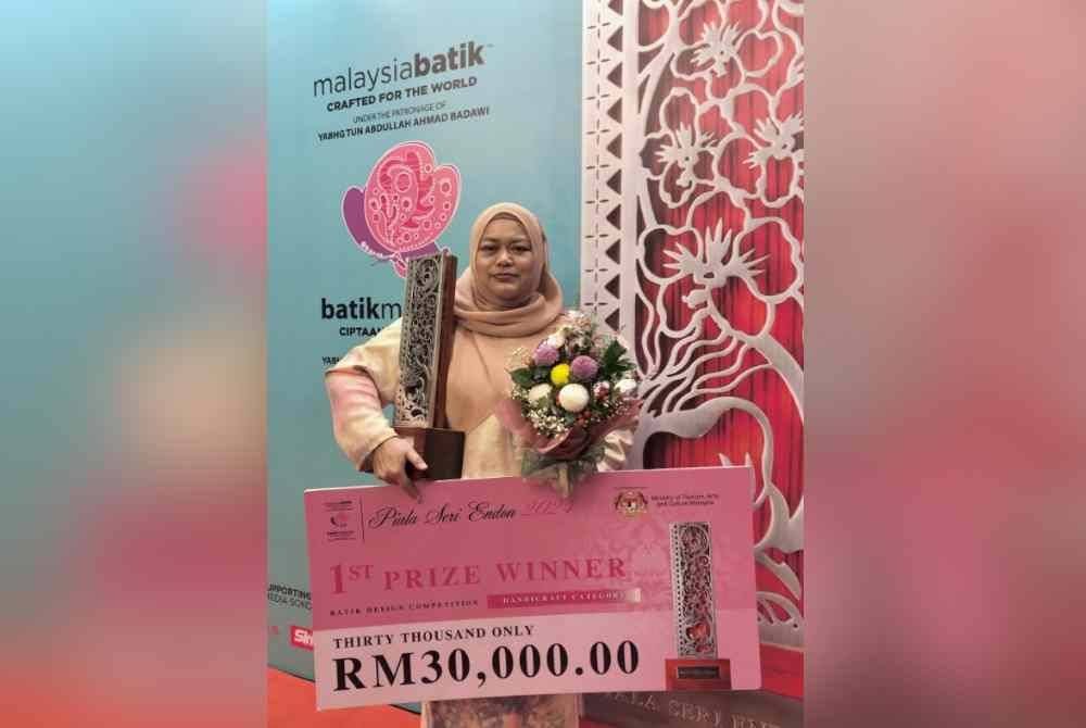 Nazira memenangi tempat pertama bagi kategori kraftangan Pertandingan Rekaan Batik Piala Seri Endon 2024 pada Ahad.