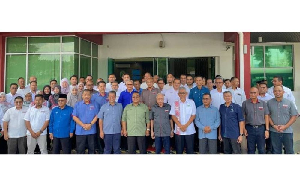 Sanusi (enam dari kiri) bersama tetamu kehormat bergambar selepas mengadakan lawatan ke kawasan kilang Malaysian NPK Fertilizer Sdn Bhd.