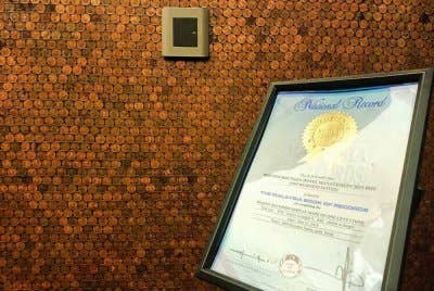 Hiasan yang dihasilkan menerima pengiktirafan daripada Malaysia Book of Records sebagai 'Biggest Backdrop Display Made of One Cent Coins' pada Jun 2018.