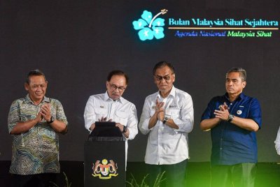 Perdana Menteri Datuk Seri Anwar Ibrahim (dua, kiri) merasmikan Bulan Malaysia Sihat Sejahtera Peringkat Kebangsaan di Batu 1, di sini hari ini. Foto Bernama