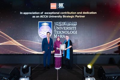 Helen (kanan) menyampaikan anugerah ACCA kepada UiTM atas sumbangan melahirkan akauntan bertauliah dan berdaya saing di peringkat global.