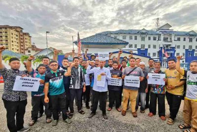 Yusuf (tengah) bersama Pemuda Pas Kawasan Marang menbuat laporan polis berhubung kenyataan Teresa pada petang Ahad.