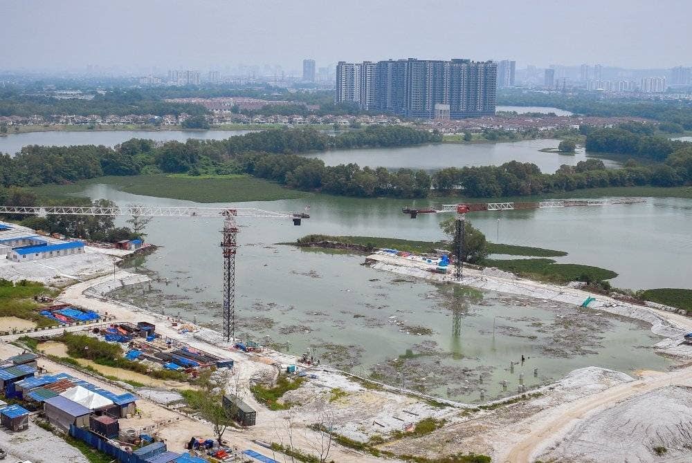 Keadaan terkini di sekitar tebing sungai di projek Skim Bekalan Air Sungai Rasau (Peringkat 1) yang runtuh petang semalam menyebabkan limpahan air sungai memasuki bahagian hadapan tapak pembinaan. Foto Bernama