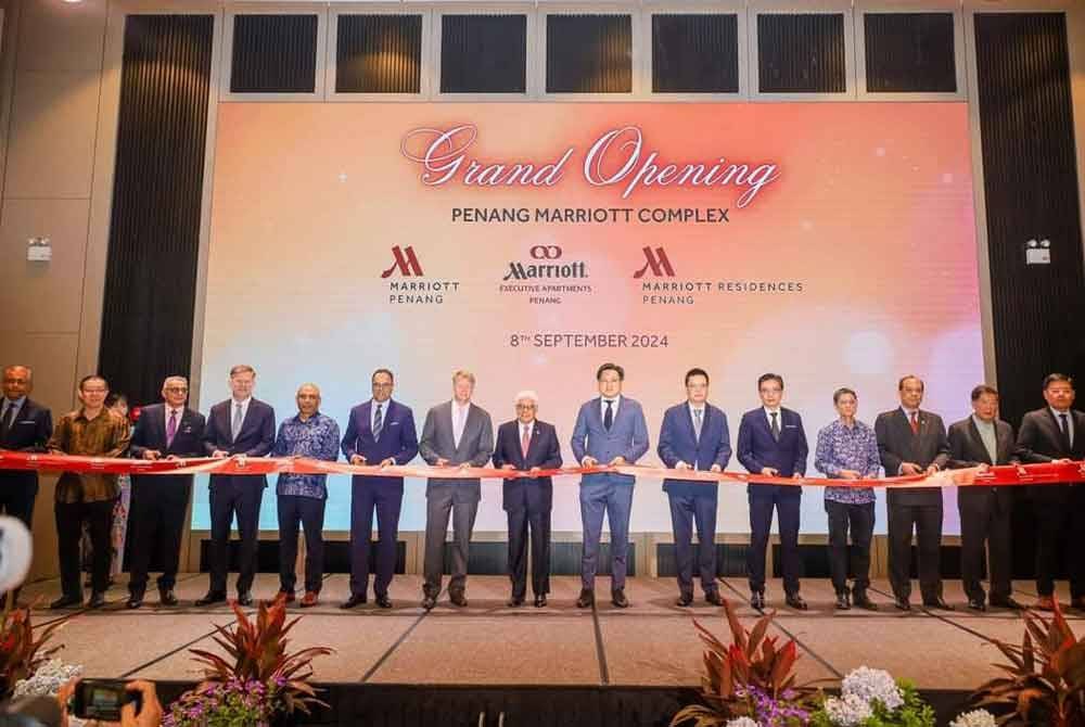 Ahmad Fuzi (tengah) bersama tetamu jemputan lain memotong reben sebagai simbolik pembukaan Penang Marriott Komplex pada Ahad.