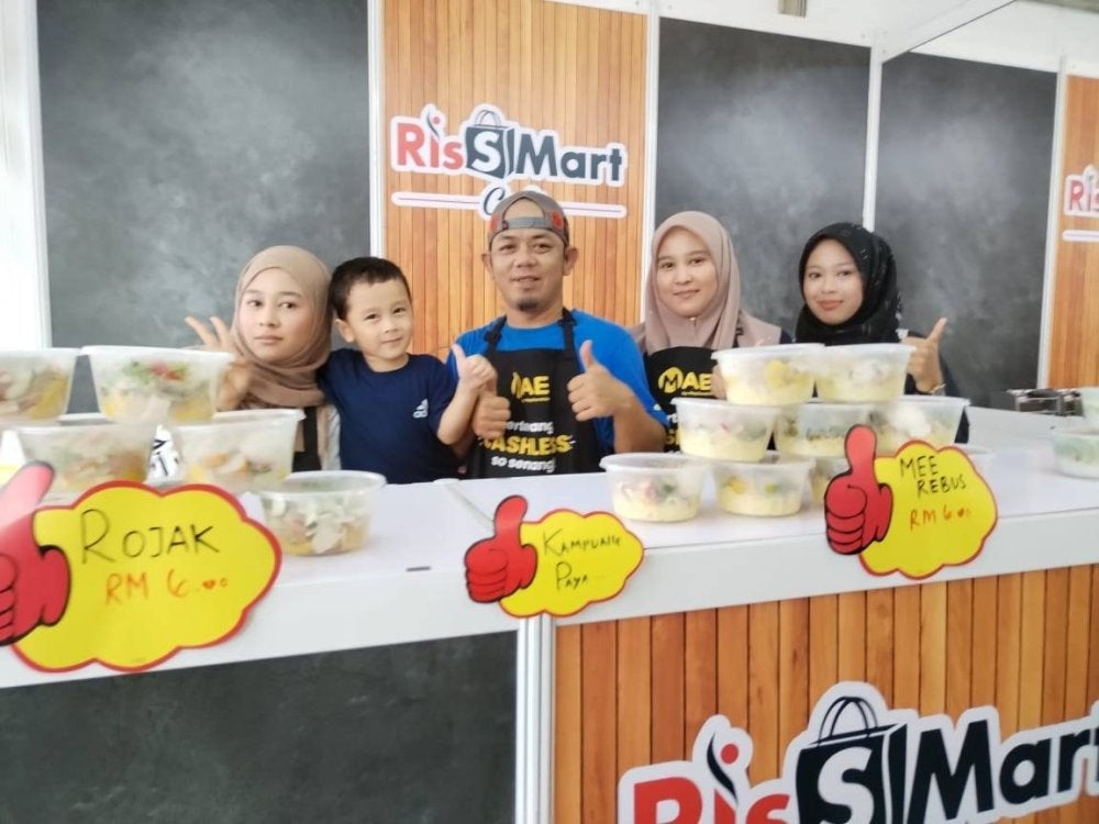 Suleiman (tengah) bersama isteri, anaknya dan dua adik ipar.