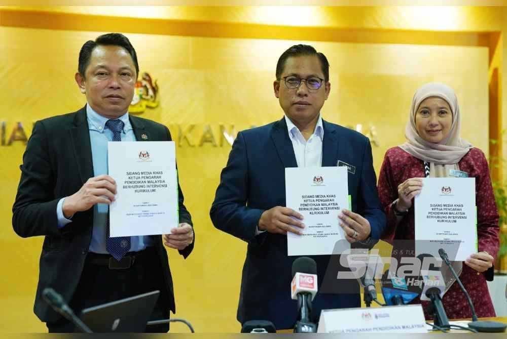 Azman (tengah) bersama Timbalan Ketua Pengarah Pendidikan Malaysia Sektor Operasi Sekolah, Zainal Abas (kiri) dan Pengarah Bahagian Perancangan dan Penyelidikan Dasar Pendidikan, Dr Nor Saidatul Rajeah Zamzam Amin (kanan) menunjukkan pelaksanaan Intervensi Kurikulum dalam sidang media pada Isnin. Foto Sinar Harian - ROSLI TALIB