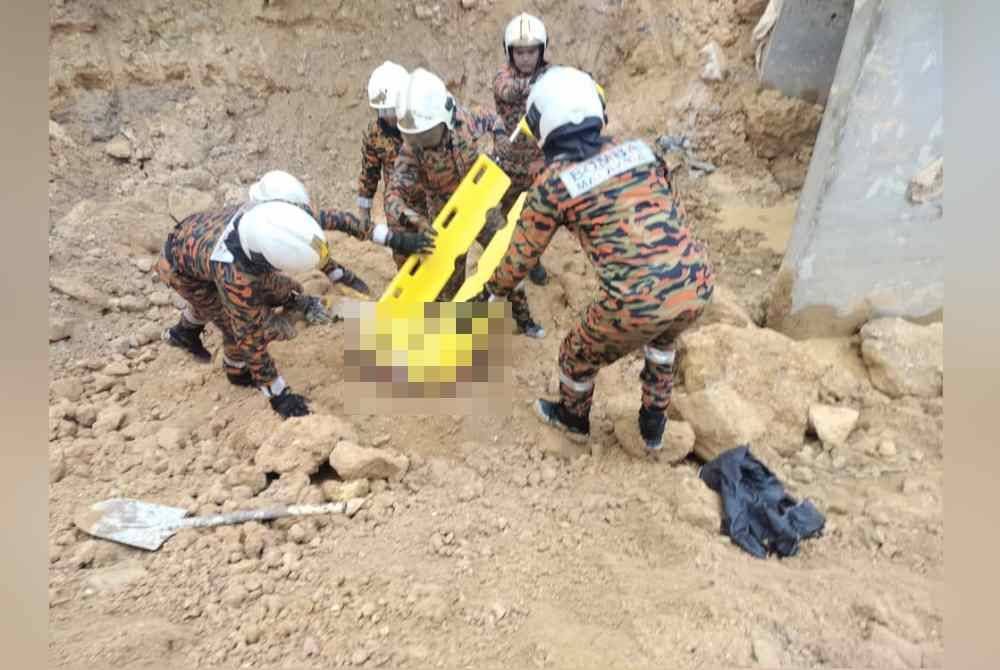Bomba berjaya menemui dua mangsa yang tertimbus dalam kejadian tanah runtuh di Elmina Ridge, Shah Alam pada Isnin.