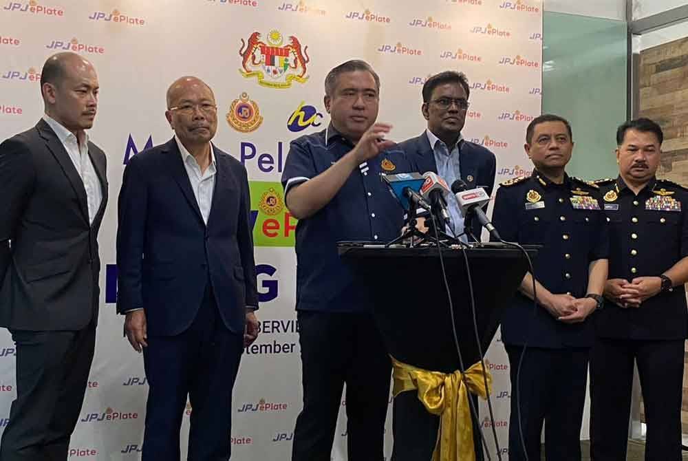Anthony (tengah) ketika sidang media Majlis Pelancaran JPJePlate bertempat di MaGIC, di Cyberjaya pada Isnin.