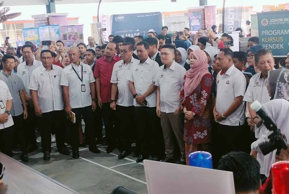 Fadhlina (tiga dari kanan) merasmikan Sambutan Hari TVET peringkat kebangsaan di Dewan SMK Seri Perdana Kluang pada Isnin.