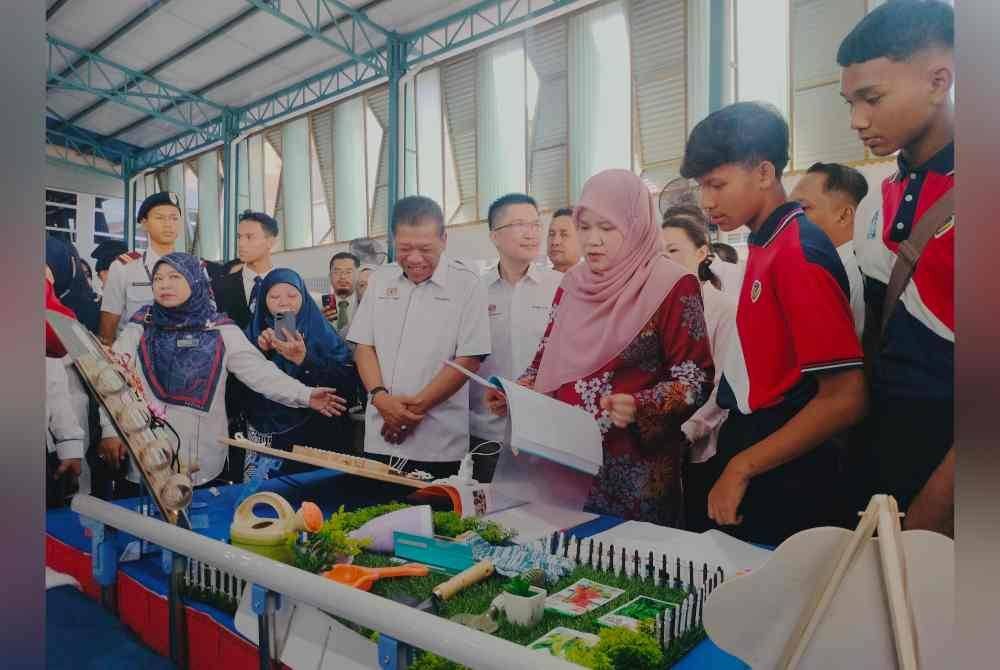 Fadliana (tiga kanan) melawat reruai pameran selepas peluncuran Hari TVET Sekolah peringkat Kebangsaan di SMK Seri Perdana Kluang, pada Isnin.