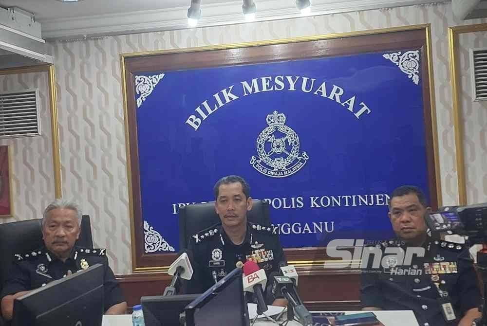 Mohd Khairi (tengah) ketika sidang media Op Khas Motosikal Sempena Program RXZ Members 6.0 di IPK Terengganu pada Isnin.