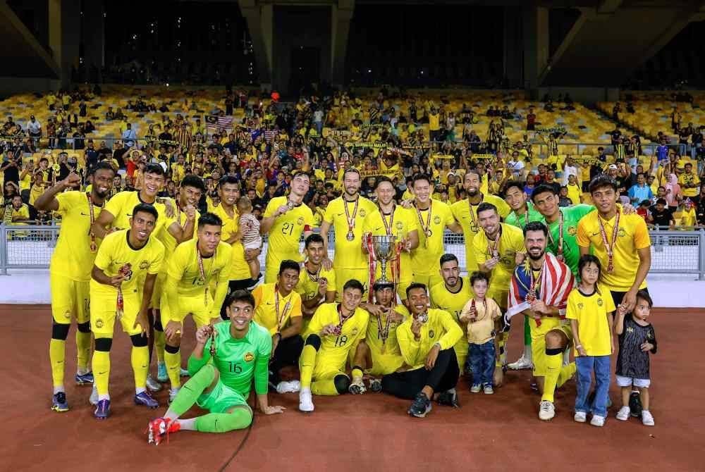 Pasukan Malaysia meraikan kemenangan bersama penyokong selepas menewaskan pasukan Lubnan pada perlawanan akhir Pesta Bola Merdeka 2024 di Stadium Nasional Bukit Jalil malam Ahad. Foto Bernama