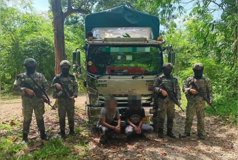 ATM menahan dua penyeludup dalam operasi di sempadan Malaysia-Thailand di Pasir Mas pada Ahad.