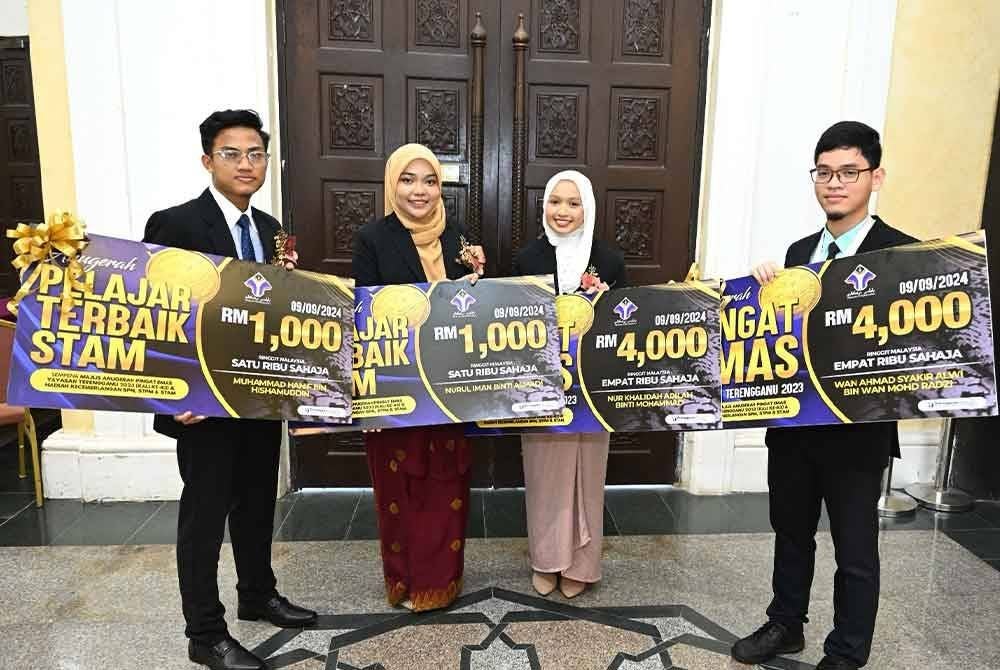 Dari kiri: Muhammad Hanif Hishamuddin, Nurul Iman Asmadi, Nur Khalidah dan Wan Ahmad Syakir antara penerima sempena Majlis Anugerah Pingat Emas Yayasan Terengganu 2023 (kali ke - 43) dan hadiah kecemerlangan SPM, STPM dan STAM di Dewan Konvensyen Taman Tamadun Islam (TTI).