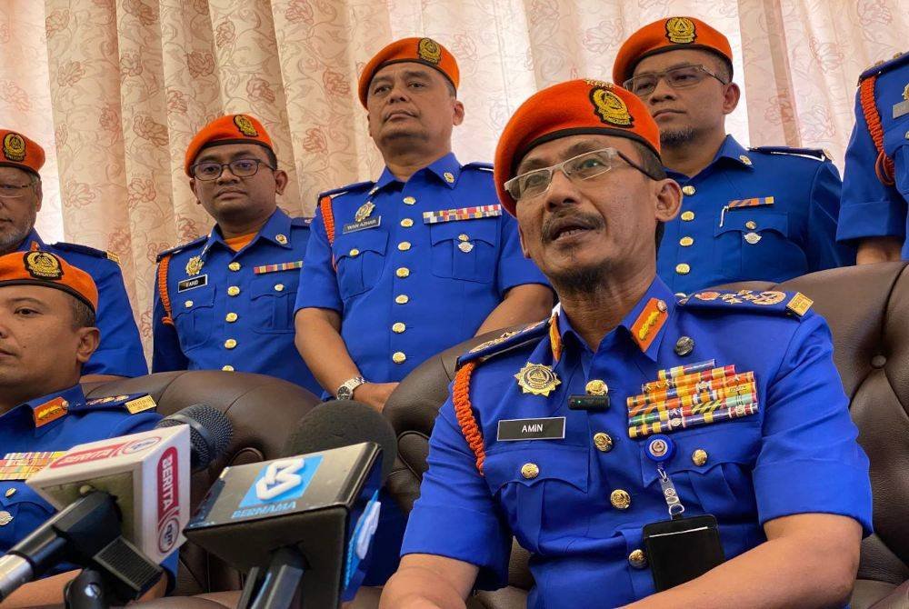 Aminurrahim (depan) semasa sidang akhbar pada Majlis Apresiasi Pemakaian Pangkat dan Penganugerahan Reben Perkhidmatan Serta Kecemerlangan APM Negeri Kelantan di UiTM Cawangan Machang di Machang pada Isnin.